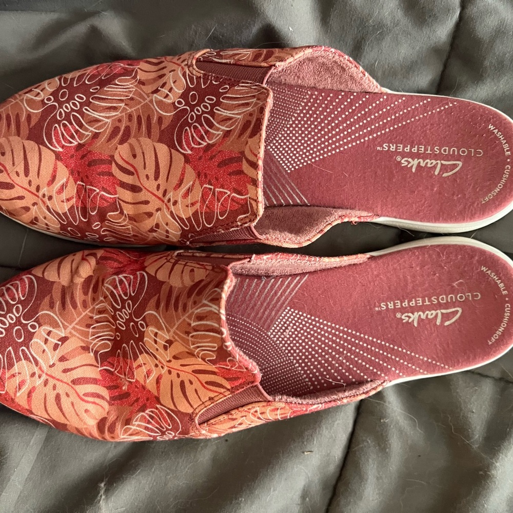 Clarks Women's floral breeze shore mules